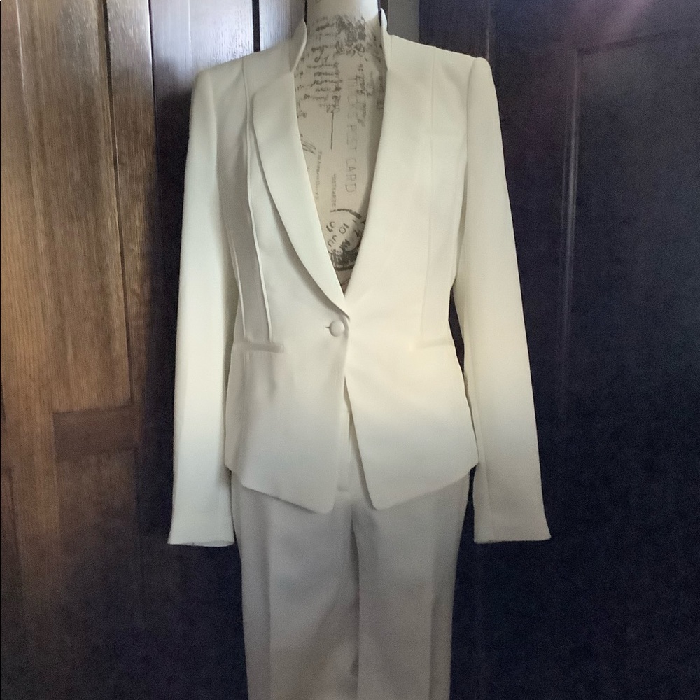 White pant suit never worn